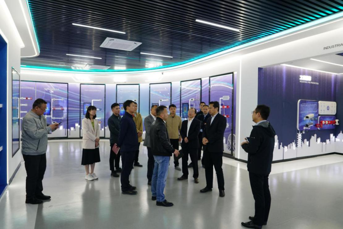 安徽省數(shù)據(jù)資源管理局黨組成員、副局長 王愛學(xué)一行調(diào)研依愛消防